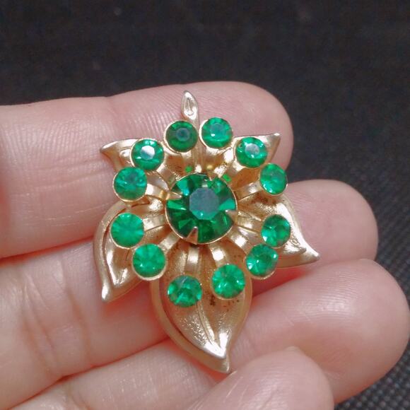 Vintage Emerald Green Brooch Mini Flower Pin Rhinestone Gold Tone Cut Out Leaf - Picture 8 of 12